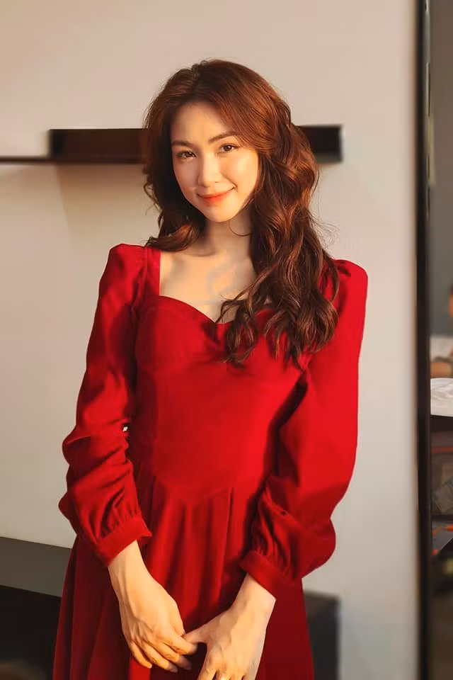 Những mỹ nhân Việt cân đẹp cả tóc ngắn và tóc dài: Thúy Ngân chơi trội với đủ màu sắc - Hình 3 Nhung my nhan Viet can dep ca toc ngan va toc dai: Thuy Ngan choi troi voi du mau sac-Hinh-3