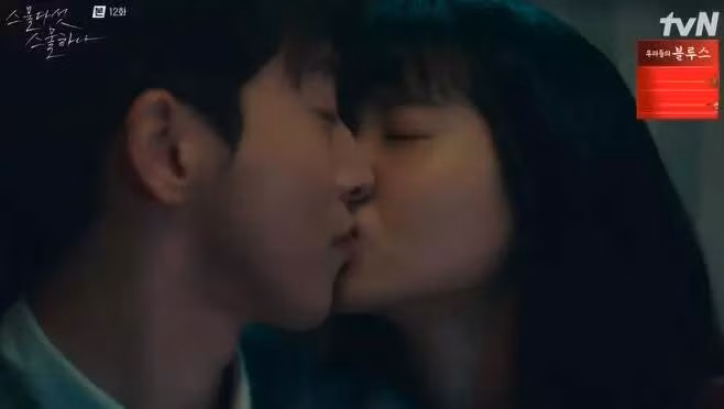 Nhung nu hon tranh cai: Doi chua du tuoi, doi lai qua bao gay phan cam