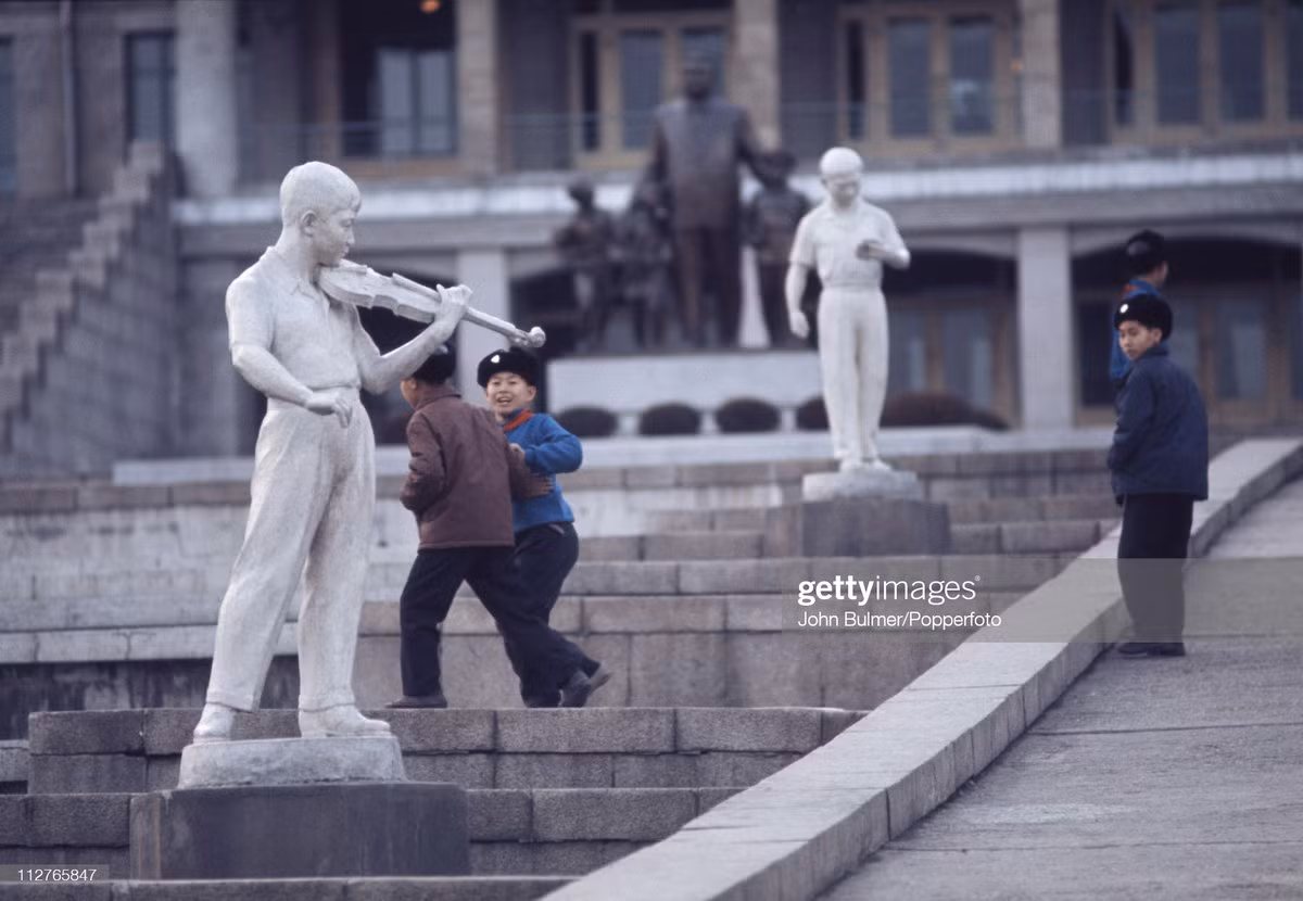 Các cậu bé chơi đùa trong khuôn viên Cung Thiếu nhi.