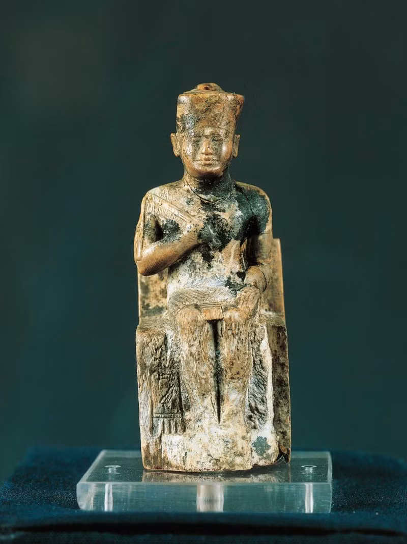 Tuy nhiên, cuốn Westcar Papyrus, một thư tịch cổ của Ai Cập, lại miêu tả Khufu là một vị vua phương Đông truyền thống với các đức tính tốt bụng, hòa nhã với quần thần, quan tâm đến bản chất sự tồn tại của con người và ma thuật.