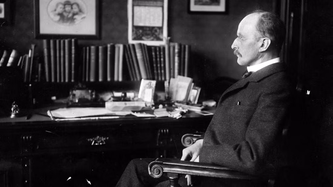 Cụ thể, thông qua các thí nghiệm vật lý, Planck đã chứng minh rằng trong một số tình huống nhất định, năng lượng có thể thể hiện các đặc tính của vật chất.