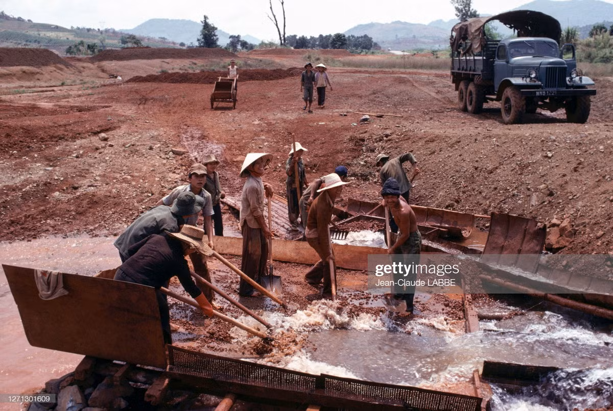 Trên công trường xây dựng một con đường.