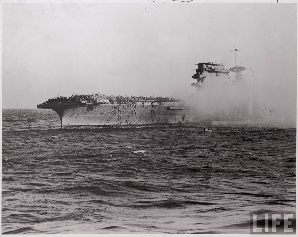Cuối cùng lực lượng hải quân Nhật xuất hiện kết liễu chiếc USS Hornet bằng bốn quả ngư lôi 610 mm. Lúc 1h35 sáng ngày 27/10/1942, con tàu sân bay nặng 20.000 tấn chìm xuống đáy biển.