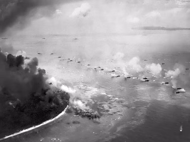 Quân Mỹ đã bắn phá Peleliu dữ dội trước khi tiến hành cuộc đổ bộ. Dù vậy, đòn phủ đầu này không gây ra thiệt hại đáng kể. Lính phòng vệ Nhật Bản ở trên hòn đảo đóng quân rất sâu trong rừng rậm, và thông tin tình báo của Mỹ về mục tiêu đã bị sai lệch.