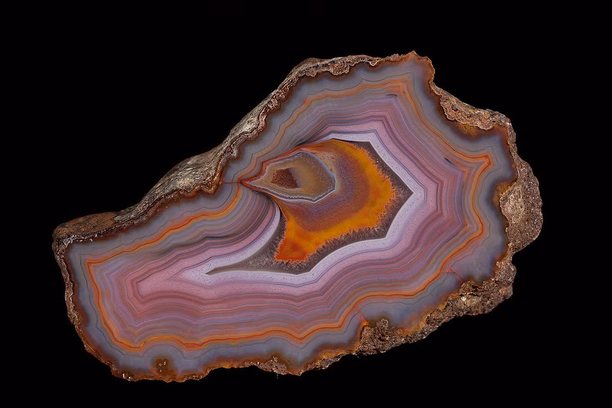 Agate là một khoáng vật chalcedon hình thành trong các hốc nham thạch, có đặc trưng là các khoang màu đồng tâm tạo bởi nhiều tạp chất khác nhau.