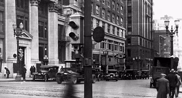 Năm 1912, Lester Wire Farnsworth, sĩ quan cảnh sát tại thành phố Salt Lake, Utah, Mỹ, là người đầu tiên phát minh ra đèn giao thông chạy bằng điện với hai màu đỏ và xanh lá cây.
