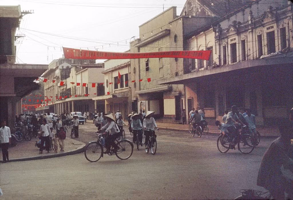 Phố Tràng Tiền và rạp Công Nhân năm 1973.
