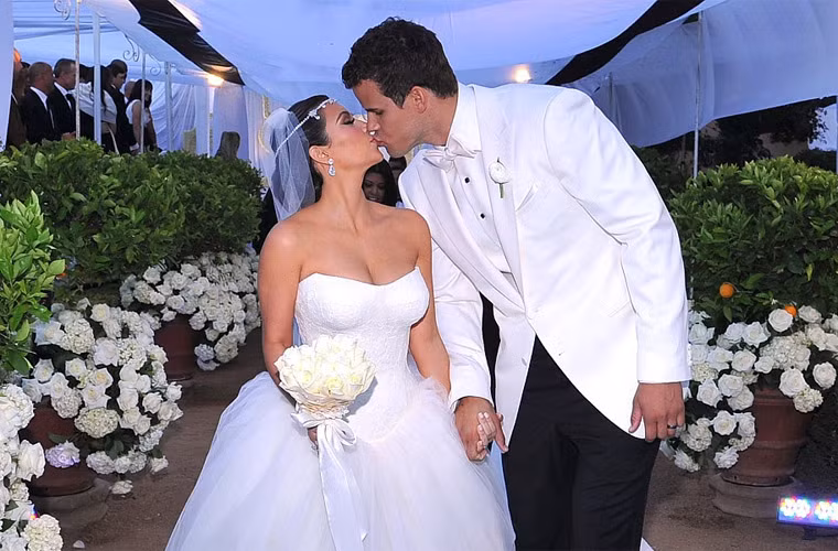Đám cưới của Kim Kardashian và Kris Humphries vào ngày 20/8/2011 tốn khoảng 6 triệu USD bao gồm 2 triệu USD hoa cưới, 750.000 tiền tiệc, 400.000 USD tiền rượu, 10.000 USD tiền in thiệp cưới.