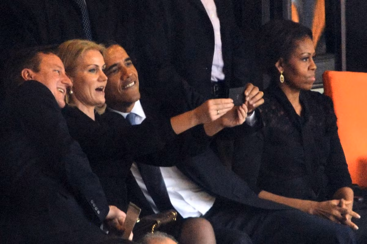 Tổng thống Mỹ Obama vừa gây bão dư luận khi chụp ảnh "tự sướng" đầy vui vẻ với Thủ tướng Anh và nữ Thủ tướng Đan Mạch tại lễ tang của cố Tổng thống Nam Phi Nelson Mandela.