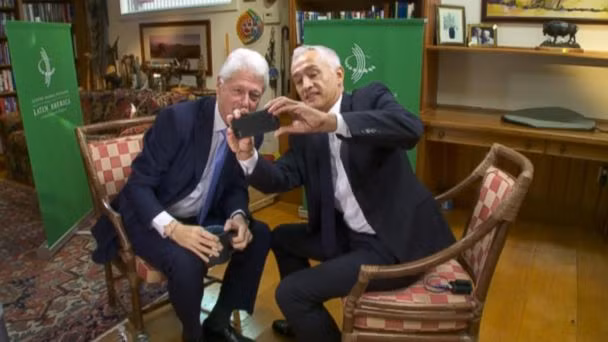 Cựu Tổng thống Mỹ Bill Clinton cũng có sở thích chụp ảnh và đăng trên mạng xã hội. Đây là hình ảnh ông rất hồn nhiên bên nhà báo Jorge Ramos.