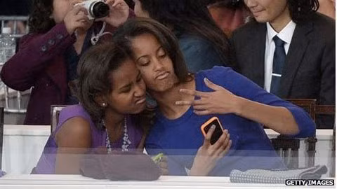 Phải chăng ông Obama bị "nhiễm bệnh thích tự sướng" từ hai cô con gái cưng?