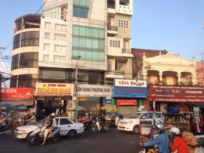 Tiệm vàng Hoàng Mai, thuộc công ty TNHH MTV XNK vàng Hoàng Mai, đường Bùi Hữu Nghĩa, phường 2, quận Bình Thạnh, TP HCM đã ngưng hoạt động.