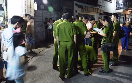 Đến gần 24h sang ngày 18/11, lực lượng công an vẫn đang phong tỏa, khám nghiệm hiện trường vụ án mạng.