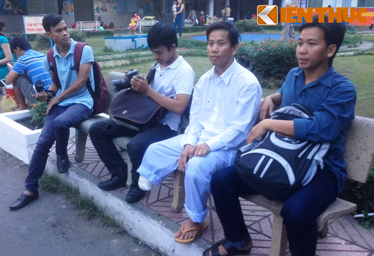 Biết hôm nay (18/11) con trai được xuất viện, ngay từ sáng sớm khi cửa bệnh viện vẫn chưa mở, anh Nguyễn Văn Nam với đôi nạn gỗ đã được người thân đưa đến Khoa Hồi sức sơ sinh, bệnh viện Nhi đồng 1, TP HCM chờ đón con. Biết hôm nay (18/11) con trai được xuất viện, ngay từ sáng sớm khi cửa bệnh viện vẫn chưa mở, anh Nguyễn Văn Nam với đôi nạn gỗ đã được người thân đưa đến Khoa Hồi sức sơ sinh, bệnh viện Nhi đồng 1, TP HCM chờ đón con.
