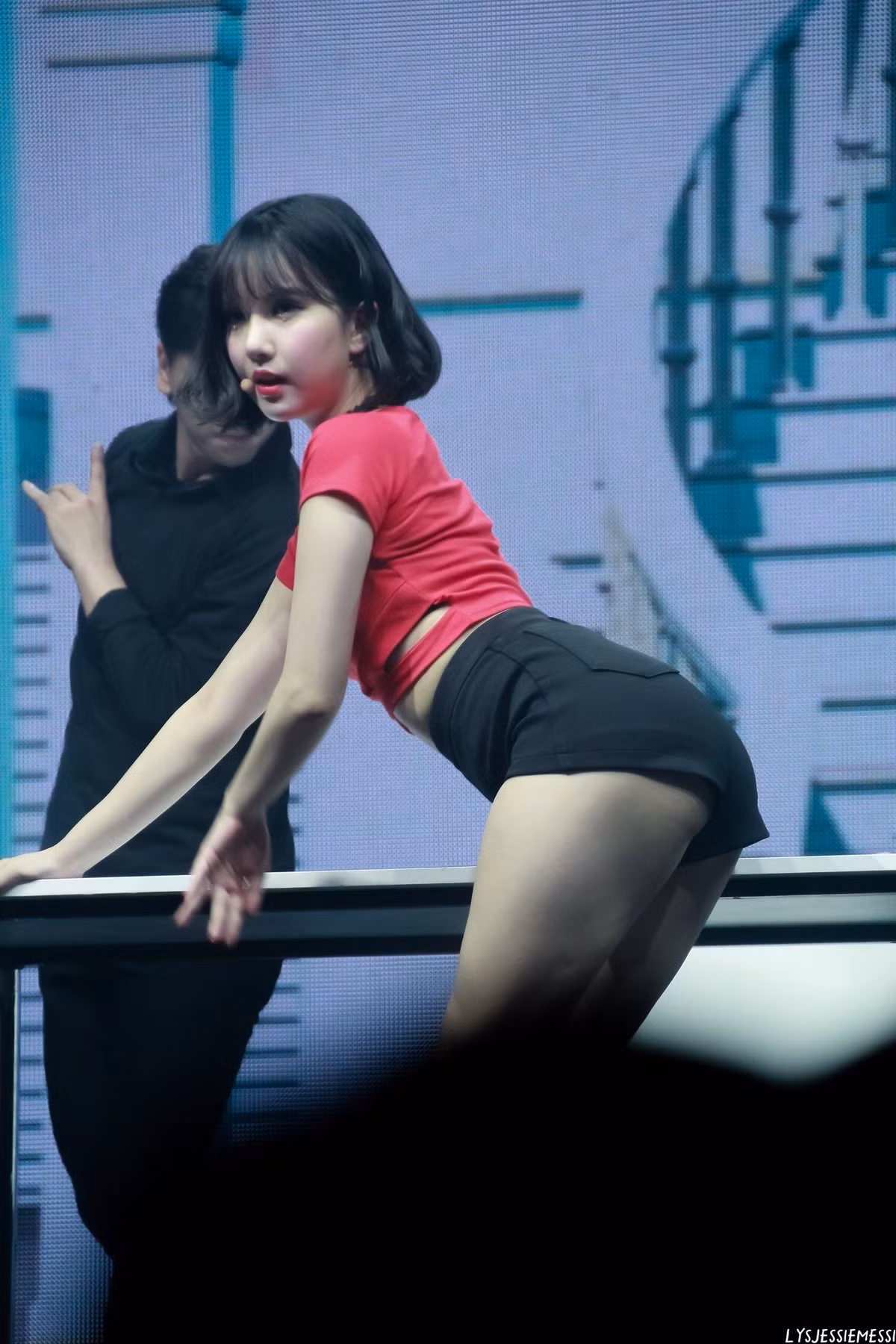 Thời gian còn hoạt động với tư cách thành viên GFriend, Eunha được khen thân hình đồng hồ cát với vòng ba và bắp đùi to, săn chắc. Cô tận dụng những mẫu quần ngắn để khoe lợi thế hình thể. Không ít lần, nữ thần tượng diện đồ quá ngắn để lộ khoảnh khắc nhạy cảm khi thực hiện vũ đạo. Ảnh: Twitter.