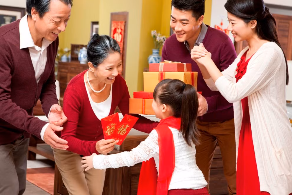Xông đất có ý nghĩa gì? Sau đêm giao thừa, khi đất trời bắt đầu cuộc chuyển giao mới mẻ từ âm vượng sang dương vượng đồng nghĩa với việc những chuyện buồn tủi, xui xẻo trong năm cũ đã qua đi, nhường chỗ cho những may mắn khởi đầu đi đến. Do đó người đầu tiên đến nhà trong năm mới thường rất được gia chủ xem trọng. 