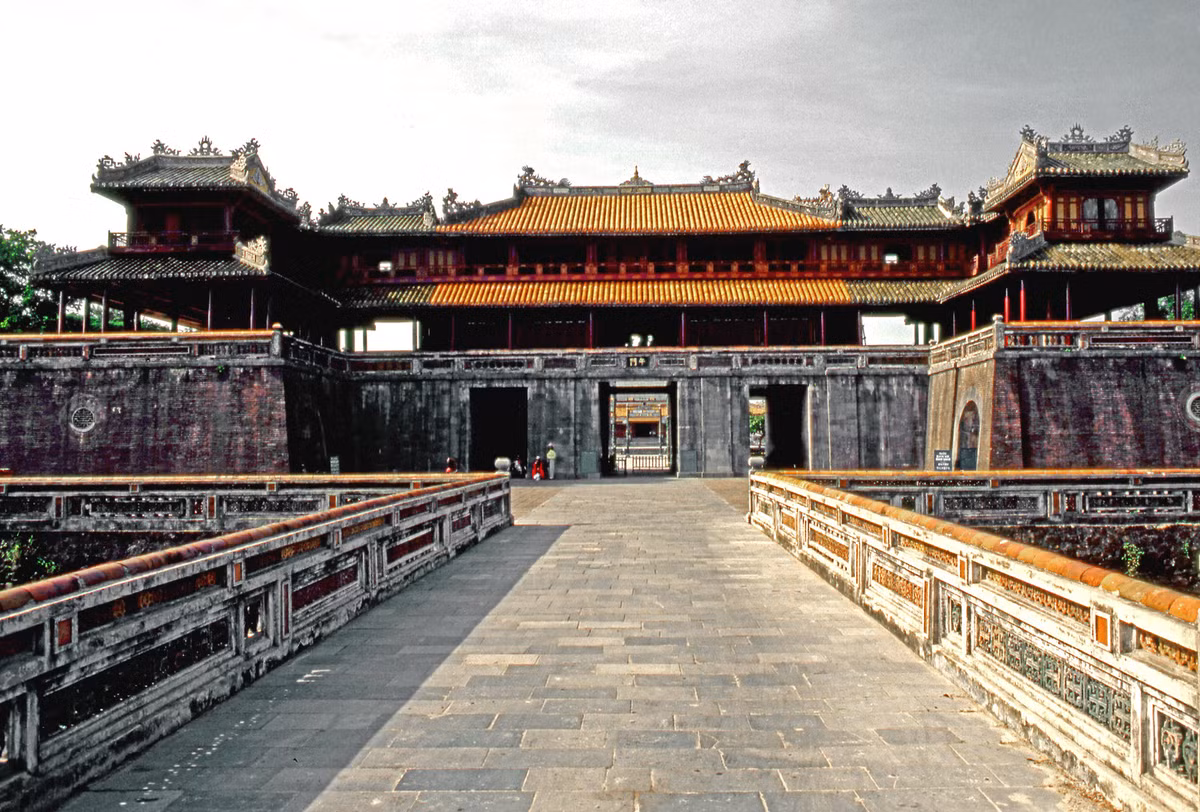 Ngọ Môn, cổng chính của Hoàng thành Huế, Cố đô Huế đầu thập niên 1990. Ảnh: Laurent KB/ Flickr.
