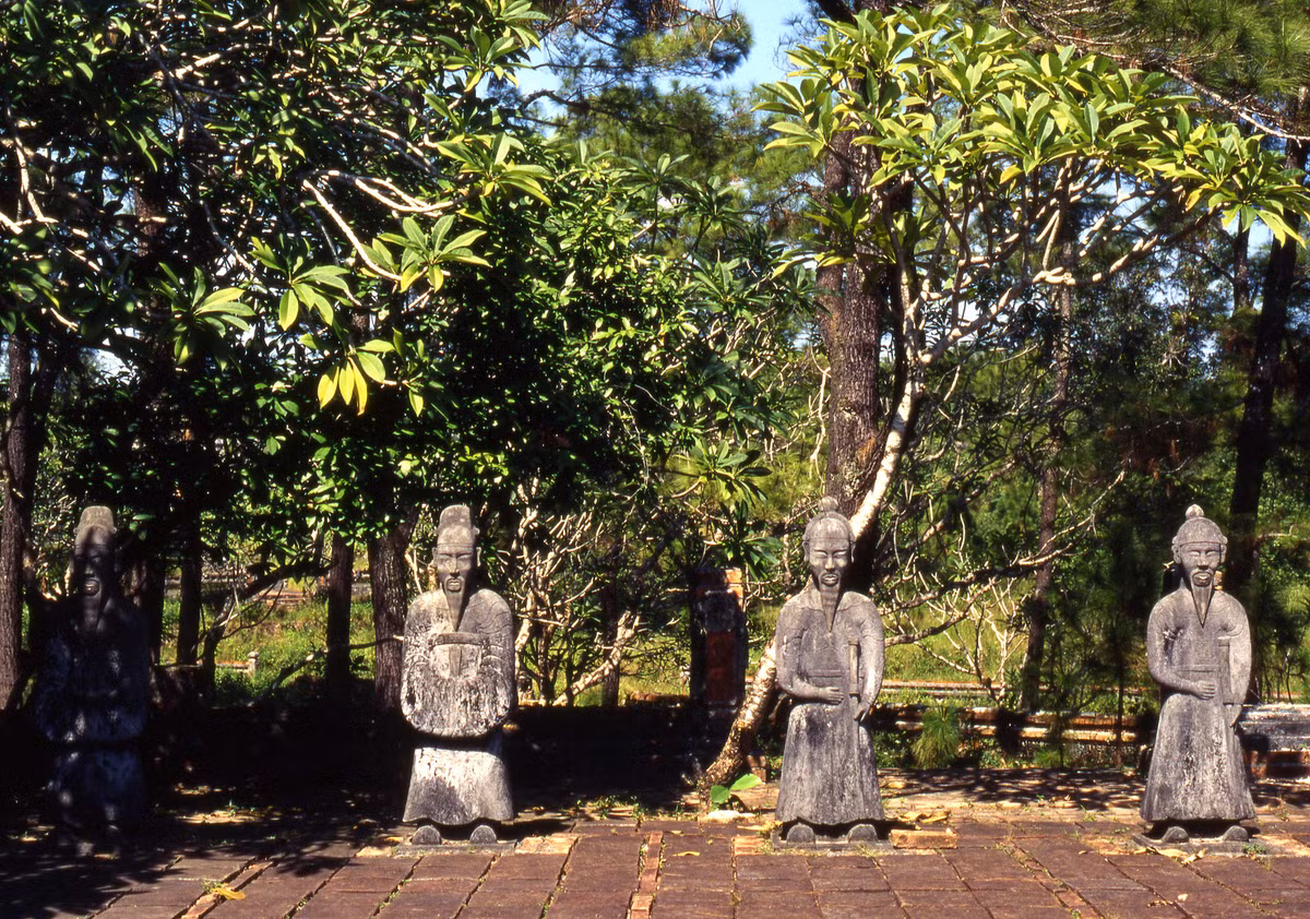 Tượng quan hầu ở sân lăng Tự Đức.