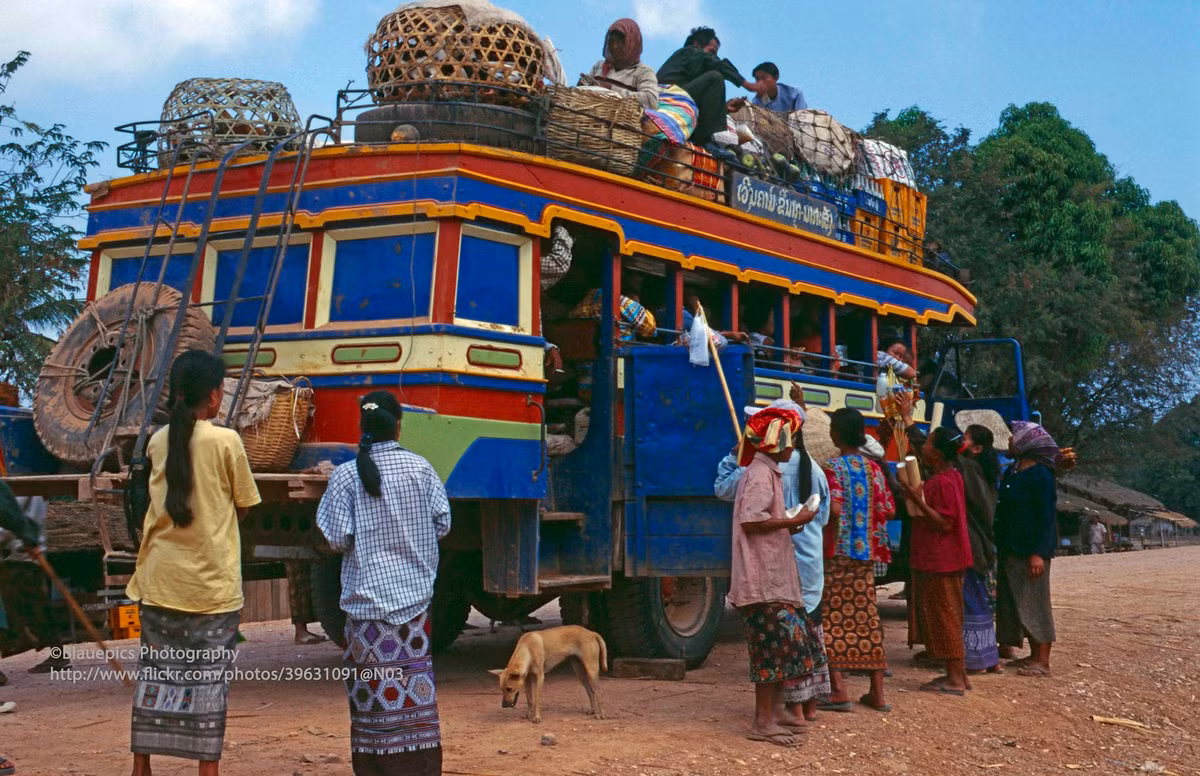Xe buýt chạy tuyến Don Khong - Pakse.