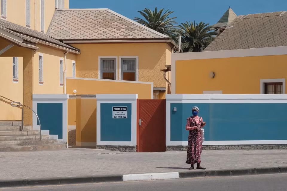 Thị trấn cảng Swakopmund được thành lập năm 1892 với tư cách là thuộc địa của Đế quốc Đức. Đến nay, ngôn ngữ và kiến trúc Đức vẫn còn ngự trị ở đây. 2.000 người của bộ lạc Herero từng bị giết tại trại tập trung do quân đội Đức điều hành, trong các cuộc chiến Herero vào đầu những năm 1900. Nhiều năm sau, thị trấn trở thành điểm đến du lịch của người dân Namibia, chủ yếu là người da trắng.