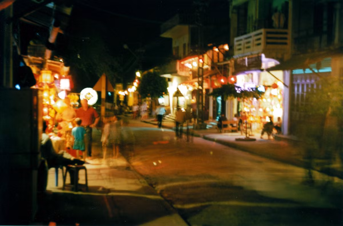 Buổi tối ở phố cổ Hội An năm 2002.