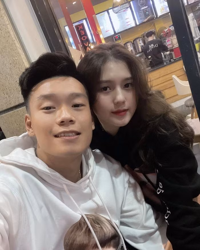 Cuối cùng là Ngô Tố Uyên, vợ hậu vệ Nguyễn Thành Chung. Sau 4 năm yêu nhau, cặp đôi đã làm đám cưới vào tháng 4 vừa qua. Người đẹp sinh năm 2000 là đồng hương Tuyên Quang với Thành Chung.