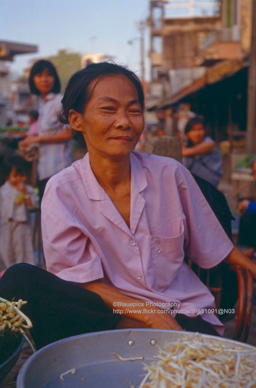 Người phụ nữ bán đồ ăn đường phố.