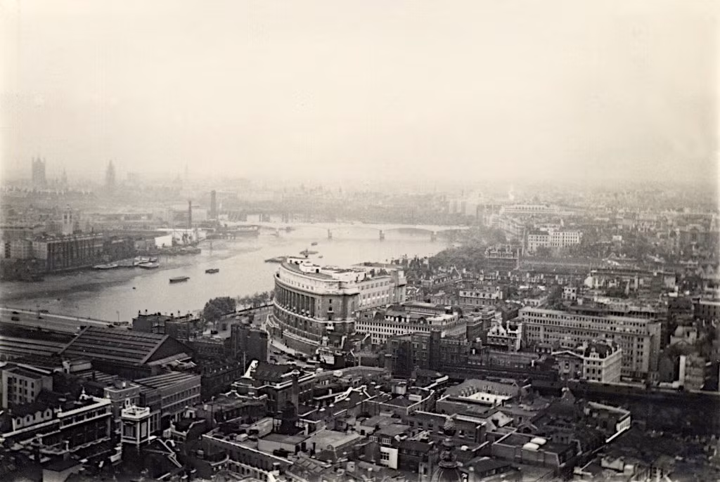 Thành phố London nhìn từ nhà thờ Chính tòa St Paul, thập niên 1950.