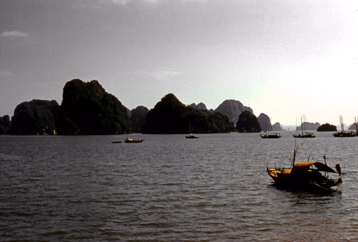 Một góc vịnh Hạ Long đầu thập niên 1990. Ảnh: Laurent KB.