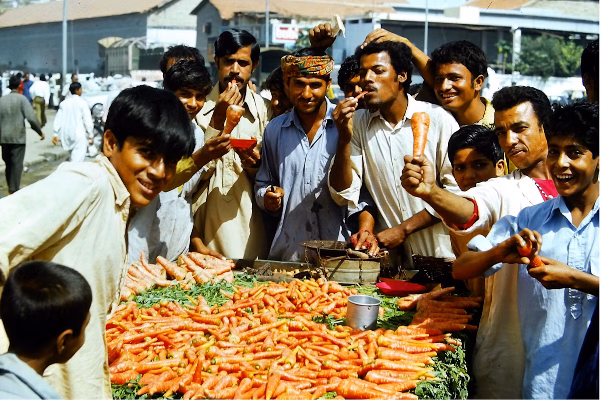 Quầy bán cà rốt trên đường phố Karachi, thành phố đông dân nhất Pakistan, năm 1976. Cà rốt được người dân địa phương ăn sống với muối ớt.
