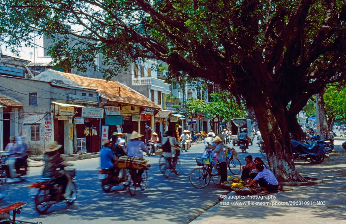 Hà Nội năm 1998 qua loạt ảnh tuyệt vời của người Đức - Hình 9 Ha Noi nam 1998 qua loat anh tuyet voi cua nguoi Duc-Hinh-9
