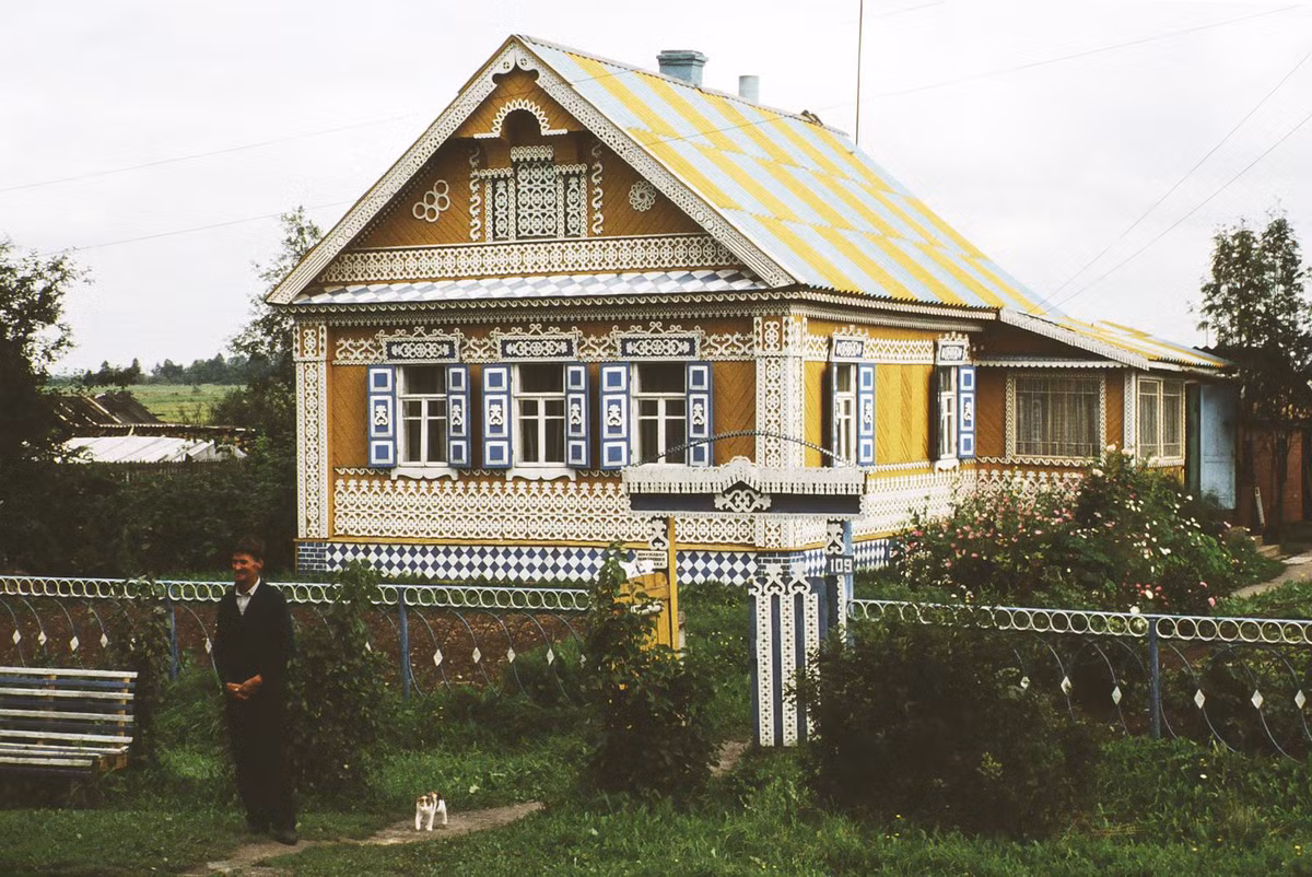 Ngôi nhà trang trí rực rỡ trên con đường từ Novgorod đến Leningrad.