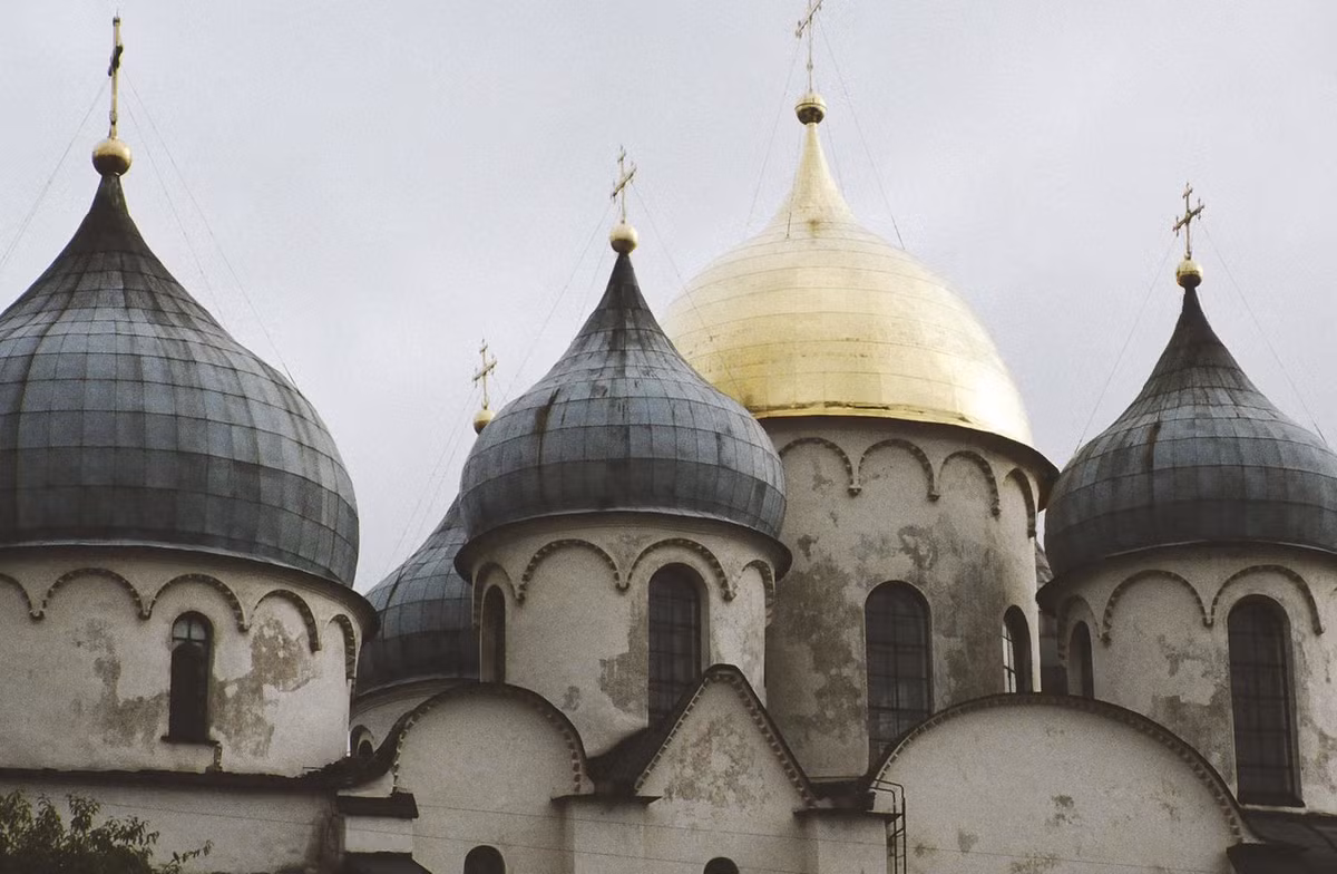 Cận cảnh những ngọn tháp của nhà thờ Thánh Sophia ở Novgorod.
