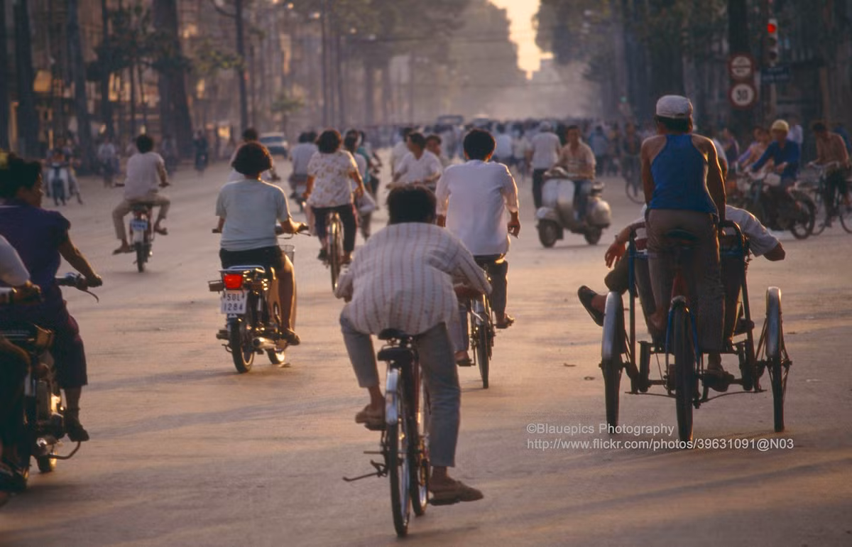 Giờ tan tầm trên đường Trần Hưng Đạo, TP. HCM năm 1993. Ảnh: Gunter Hartnagel/Flickr.