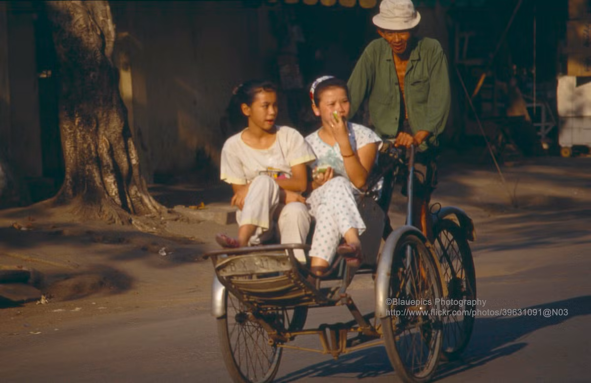 Hai thiếu nữ trên xe xích lô.