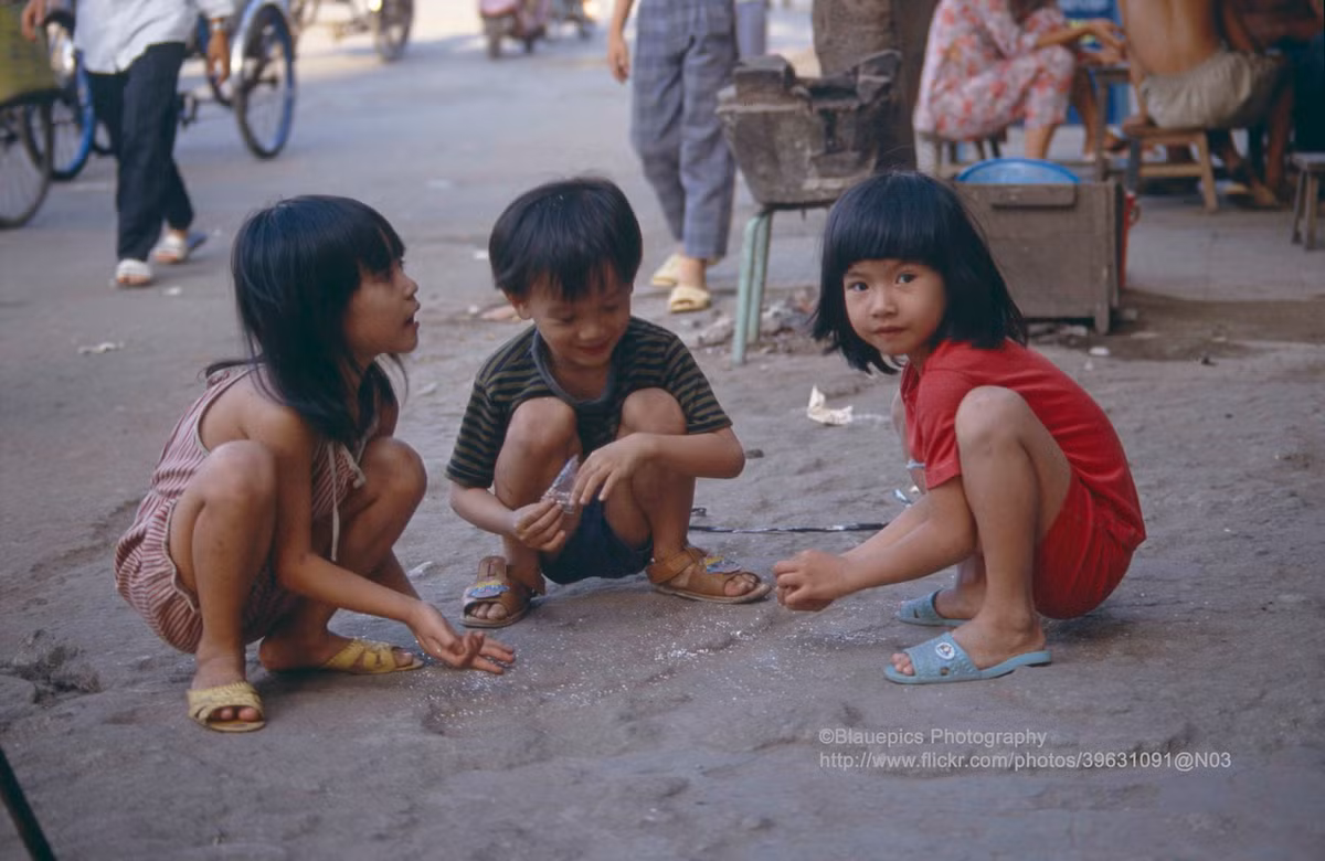 Những đứa trẻ chơi đùa ở gần phố Phạm Ngũ Lão, TP. HCM năm 1993. Ảnh: Gunter Hartnagel/Flickr.