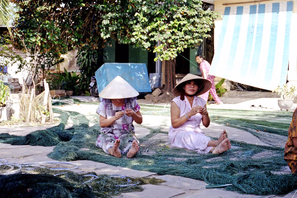 Ngư dân Nha Trang sửa lưới đánh cá.