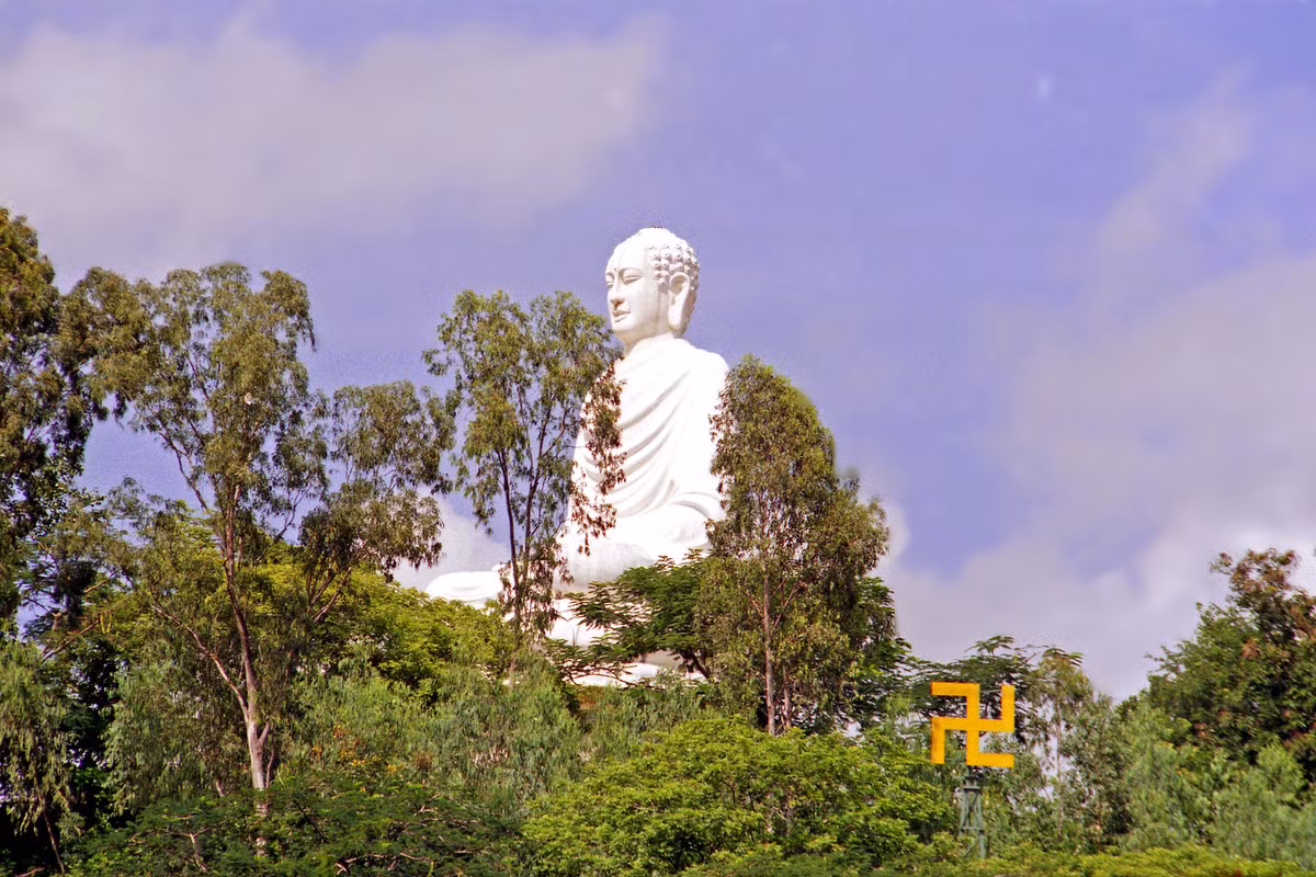 Tượng Phật Trắng của chùa Long Sơn, Nha Trang.