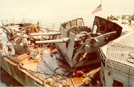Tháp pháo tàu USS Higbee bị phá hủy sau trận không kích "vô tiền khoáng hậu" của biên đội MiG-17 Việt Nam.