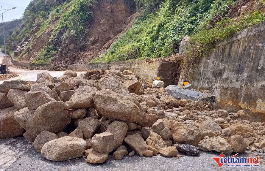 Cung đường đẹp bậc nhất ở Đà Nẵng vẫn ngổn ngang sau mưa lịch sử - Hình 9 Cung duong dep bac nhat o Da Nang van ngon ngang sau mua lich su-Hinh-9