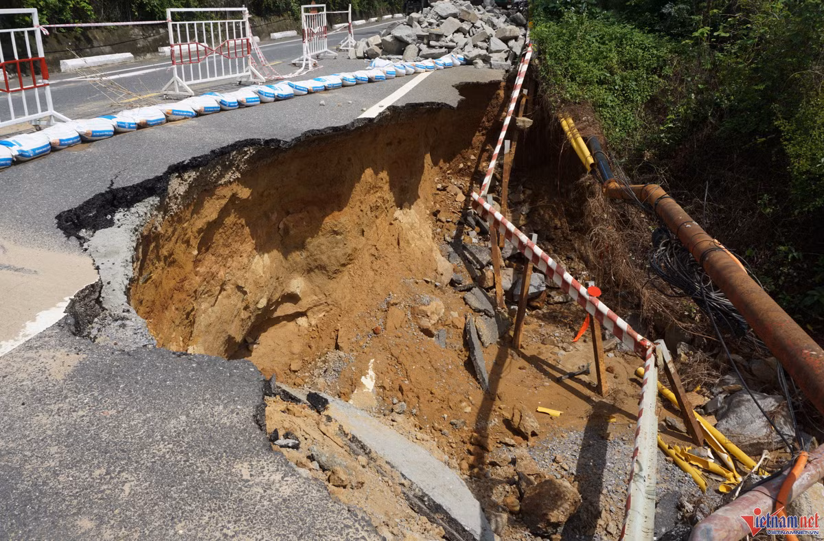 Cung đường đẹp bậc nhất ở Đà Nẵng vẫn ngổn ngang sau mưa lịch sử - Hình 3 Cung duong dep bac nhat o Da Nang van ngon ngang sau mua lich su-Hinh-3