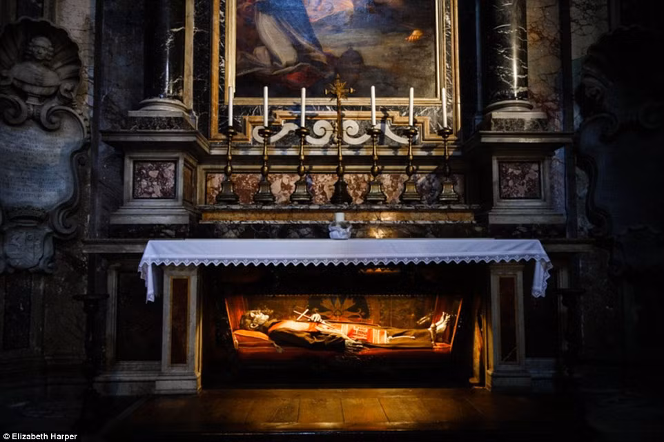 Xác ướp Thánh Giovanni da Triora được quàn tại Basilica of St Mary, Rome.