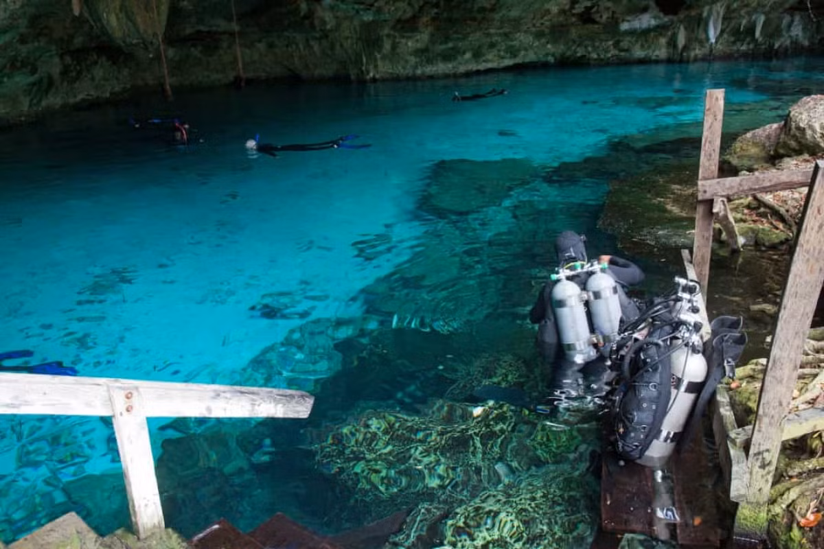 Sông ở dưới biển. Các thợ lặn đã khám phá ra một điều thú vị ở Cenote Angelita, Mexico, đó là một con sông ở dưới biển. Con sông đặc biệt này hình thành do được bao quanh bởi một đám mây hydro sunfua, một loại khí độc.