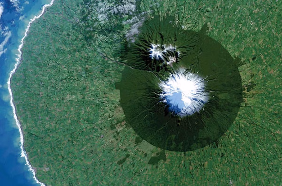  Vườn Quốc gia Egmont ở New Zealand với đỉnh núi Taranaki ở trung tâm, được nhìn từ hình ảnh do vệ tinh Landsat 8 ghi lại.