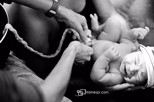 Việc chậm cắt dây rốn cho bé sơ sinh sẽ giúp các tế bào quan trọng được truyền từ mẹ sang bé đầy đủ và khỏe mạnh.