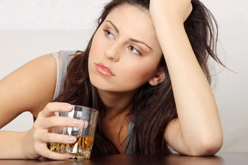 Uống quá nhiều rượu. Gan giúp điều hòa chu kỳ kinh nguyệt của phụ nữ bằng cách chuyển hóa estrogen và progesterone. Uống rượu quá mức có thể gây tổn thương gan và ảnh hưởng đến chuyển hóa hai hormone giới tính, gây hiện tượng kinh nguyệt bị rối loạn. Đối với những phụ nữ thường xuyên sử dụng chất kích thích như thuốc lá cũng khiến cho kinh nguyệt không đều.