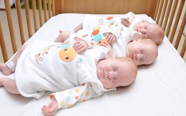 Ffion, Maddison và Paige lúc mới chào đời bằng sinh mổ.