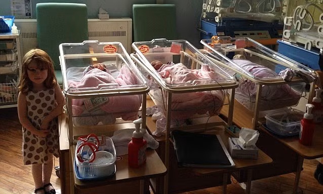 Những em bé sinh 3 cùng trứng này đã đánh bại tỷ lệ cược 1/160 nghìn trường hợp.