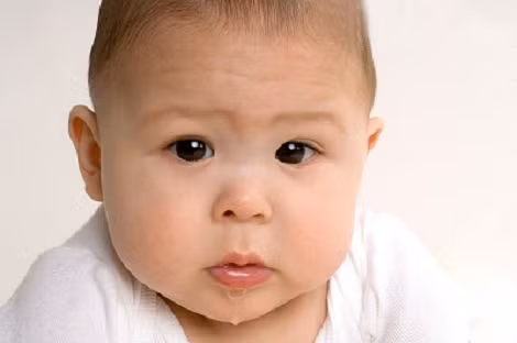 Chứng trào ngược. Ở các bé, van thực quản còn chưa hoàn thiện, có thể đóng - mở bất cứ lúc nào. Đó là lý do các bé dễ bị trào ngược axit, gây nôn trớ. Chảy dãi nhiều sẽ giúp làm dịu thực quản bị kích thích ở bé và có thể giúp bé làm giảm cảm giác nóng rát cổ họng.