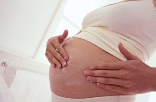 Ánh mặt trời có thể làm các vết rạn mờ đi. Một vài ý kiến cho rằng trong một số trường hợp, tia UVB có thể làm cho các vết rạn mờ đi. Song chưa có bằng chứng khoa học rõ ràng về vấn đề này. Vì vậy theo các chuyên gia, bạn không nên phơi nắng nhiều nhằm tránh hấp thụ tia cực tím, gây nên những hậu quả xấu cho da.
